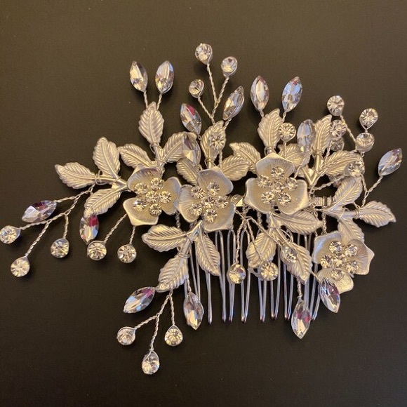 Rhinestone Floral Hair Comb in Silver - Picture 2 of 4